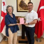 თურქოლოგიის ასოცირებული პროფესორი სალიჰ უჩაქი გურთიადს გამოსამშვიდობებელი ვიზიტით ეწვია