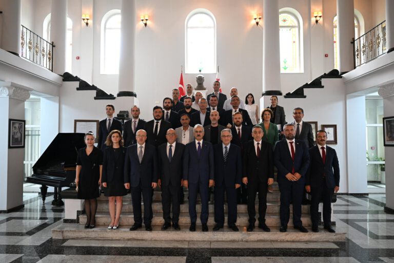 თურქეთის რესპუბლიკის ტრანსპორტისა და ინფრასტრუქტურის მინისტრმა, ბატონმა აბდულქადირ ურალოღლუმ საქართველოში მოღვაწე თურქ ბიზნესმენებთან შეხვედრა გამართა